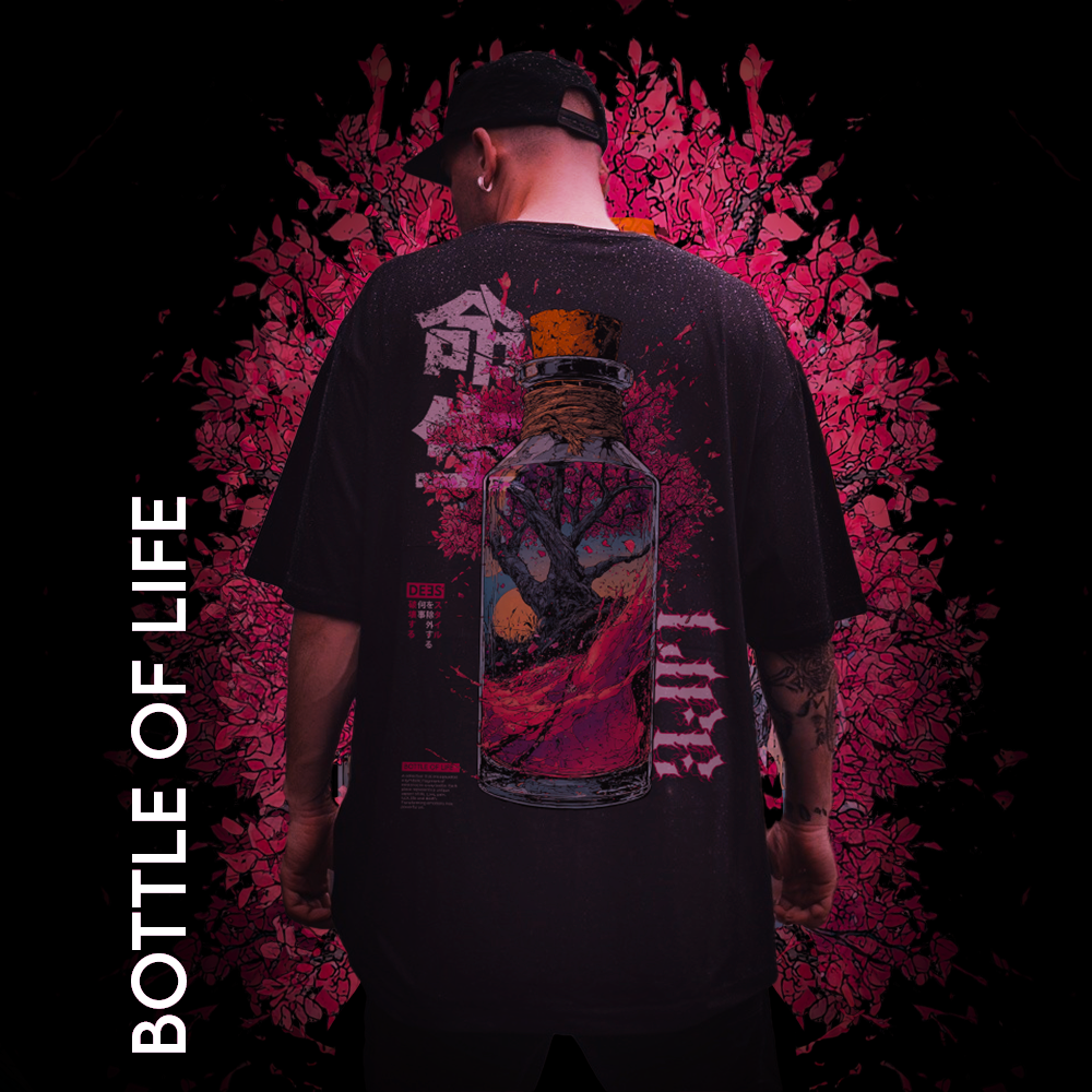 T-shirt streetwear oversize nera con design Bottle of Life, caratterizzata da un’illustrazione dettagliata di una bottiglia con un albero rosa all’interno, stile giapponese e urban graphic. Immagine promozionale