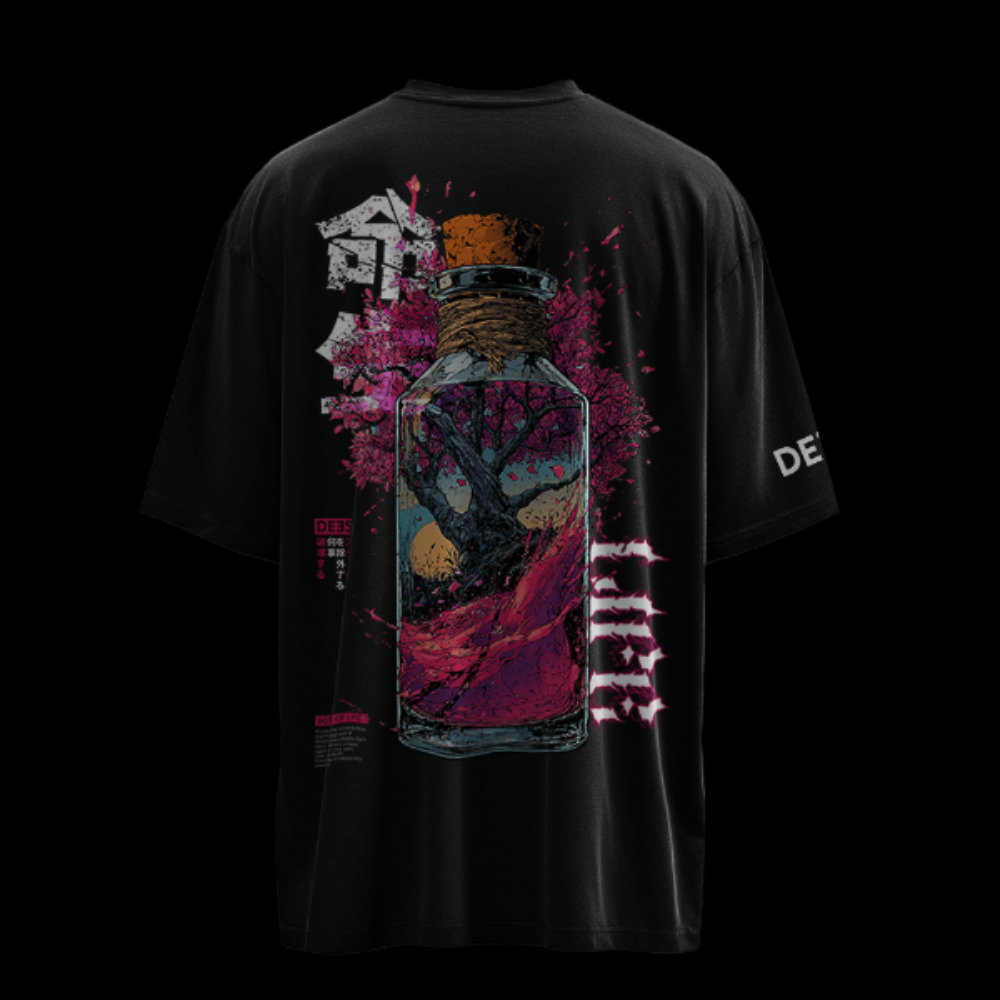 T-shirt streetwear oversize nera con design Bottle of Life, caratterizzata da un’illustrazione dettagliata di una bottiglia con un albero rosa all’interno, stile giapponese e urban graphic. Immagine promozionale